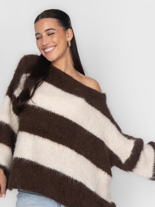 Ultra-weicher Off-Shoulder Streifenstrick