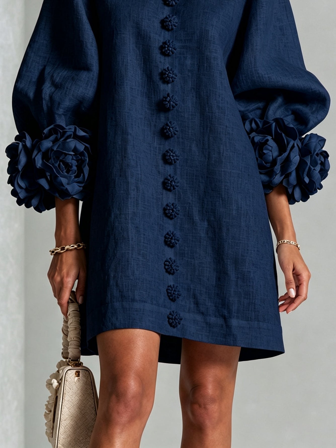 Navy Floral Button-down Mini Kleid mit auffälligen Blumenmanschetten