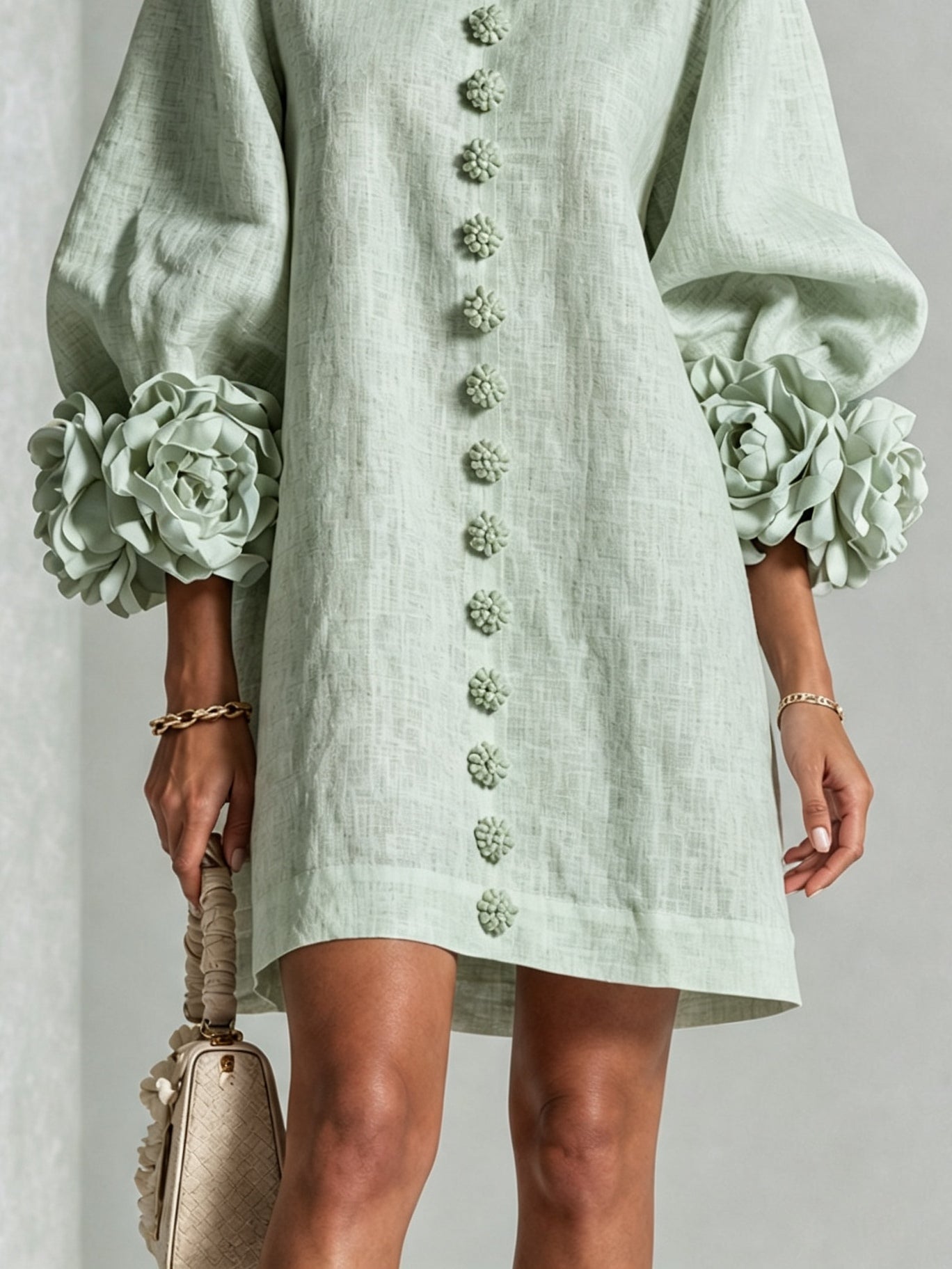 Sage Mist Floral Button-down Mini-Kleid mit auffälligen Blumenmanschetten