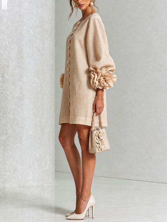 Beige Blumen-Minikleid mit auffälligen Blumenmanschetten