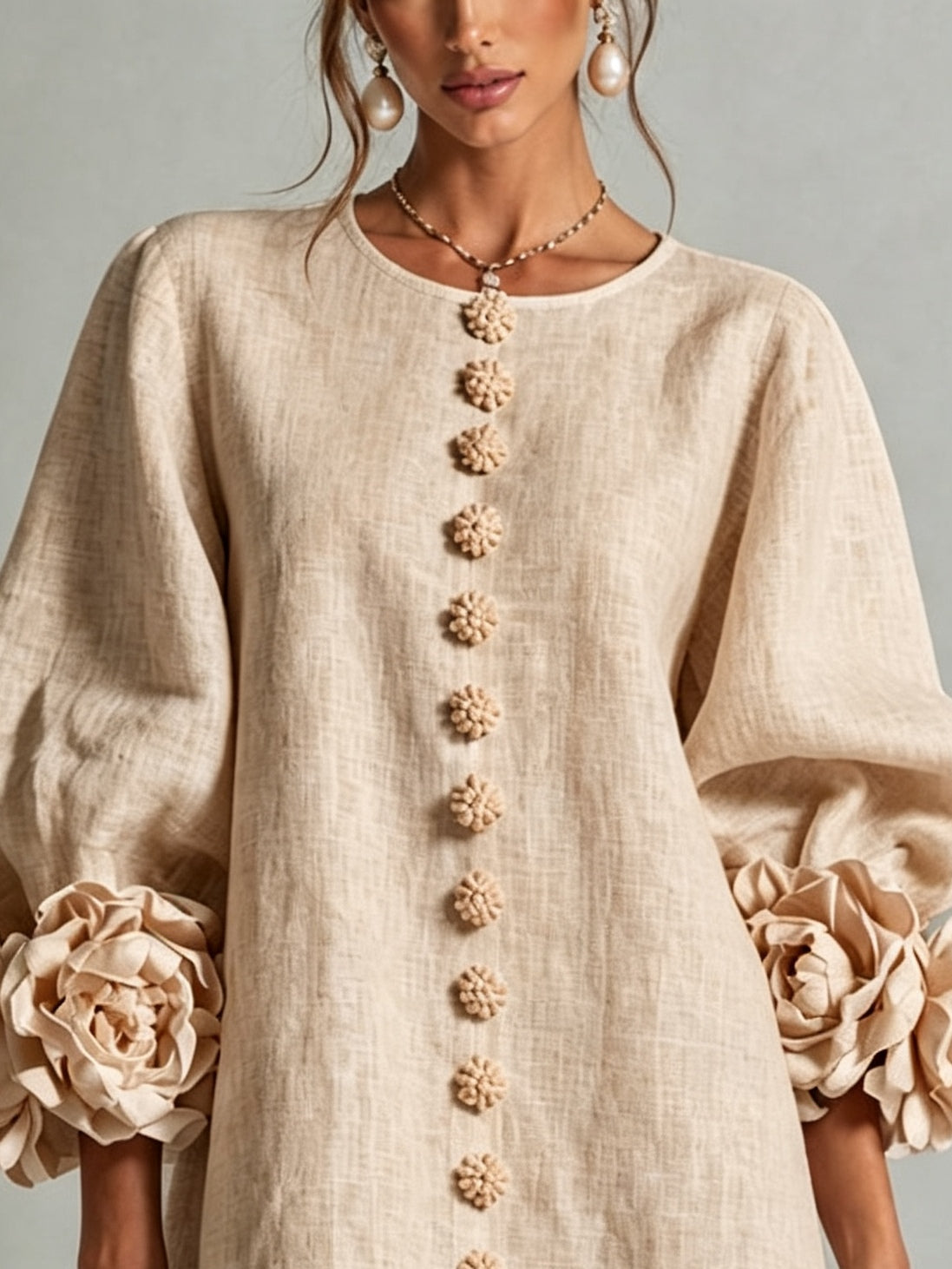 Beige Blumen-Minikleid mit auffälligen Blumenmanschetten