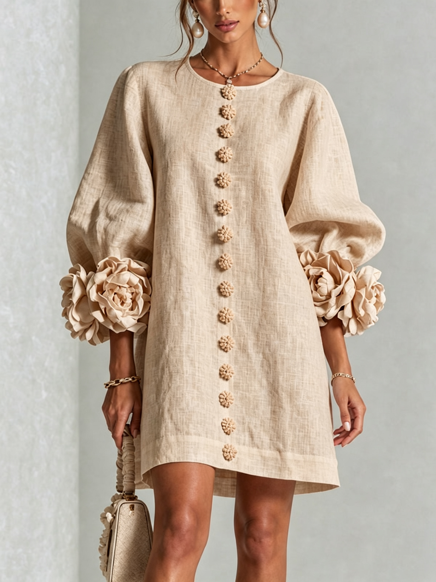 Beige Blumen-Minikleid mit auffälligen Blumenmanschetten