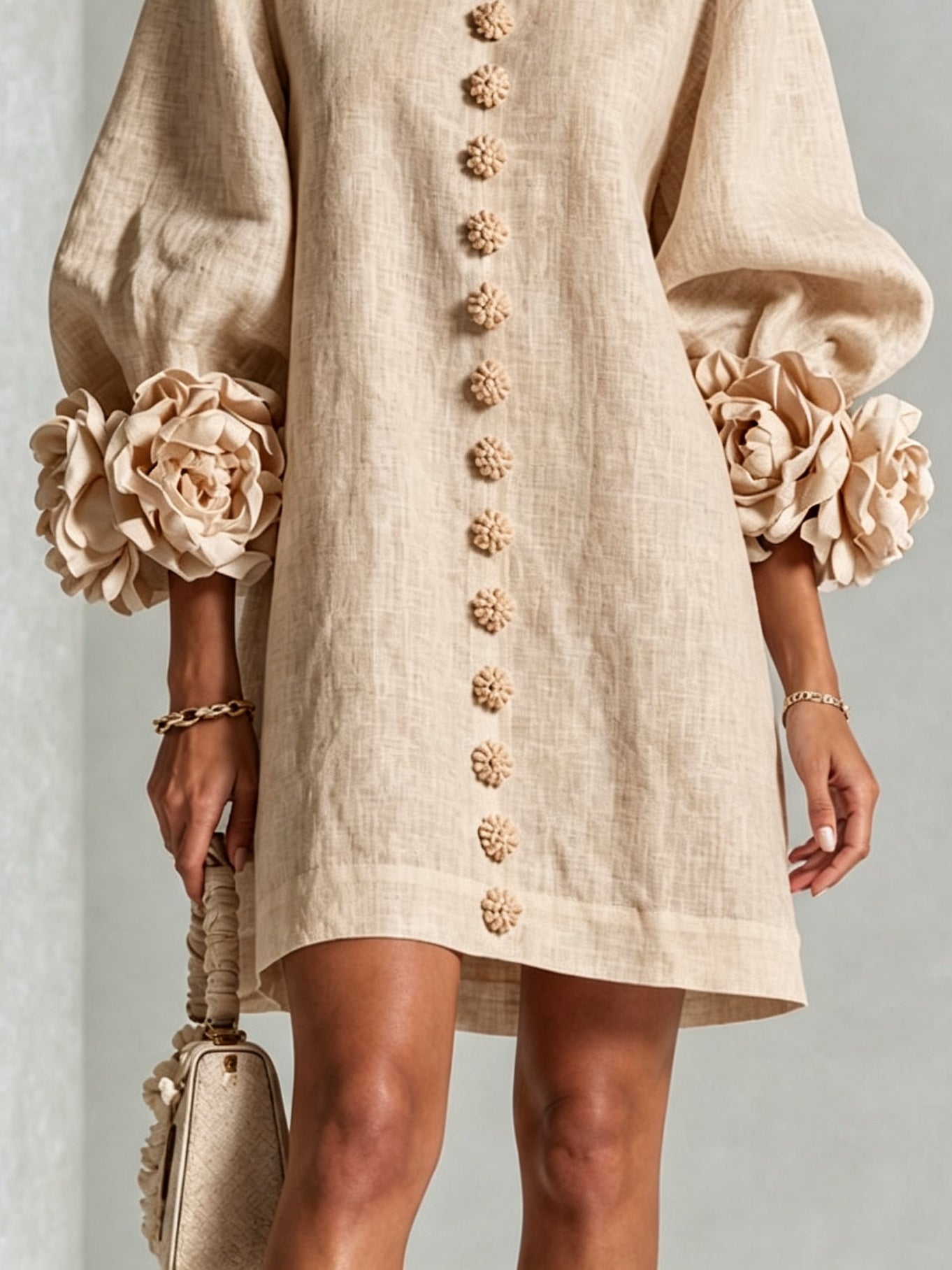 Beige Blumen-Minikleid mit auffälligen Blumenmanschetten
