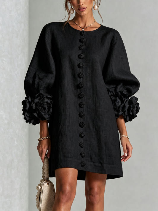 Schwarzes Blumen-Mini-Kleid mit auffälligen Blumenmanschetten