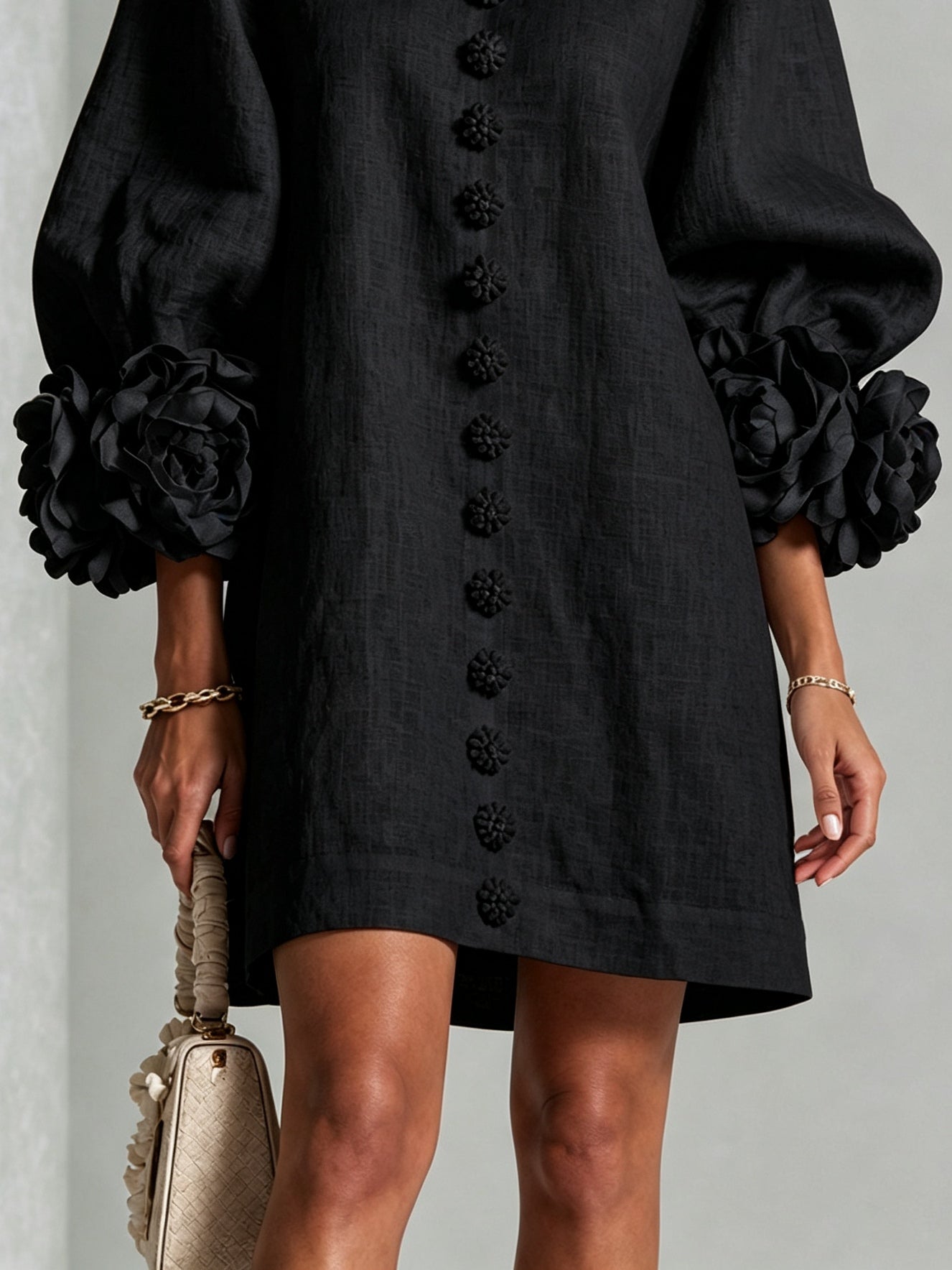 Schwarzes Blumen-Mini-Kleid mit auffälligen Blumenmanschetten