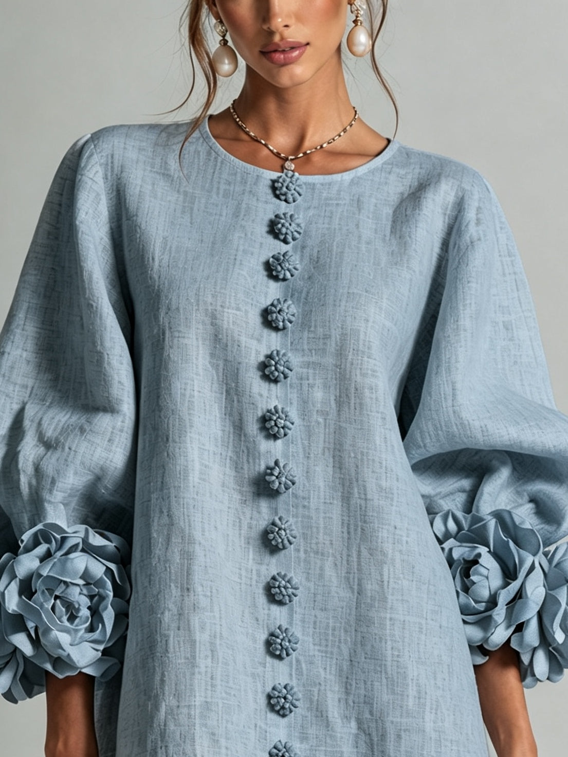Staubblaues Blumenhemd-Minikleid mit auffälligen Blumenmanschetten