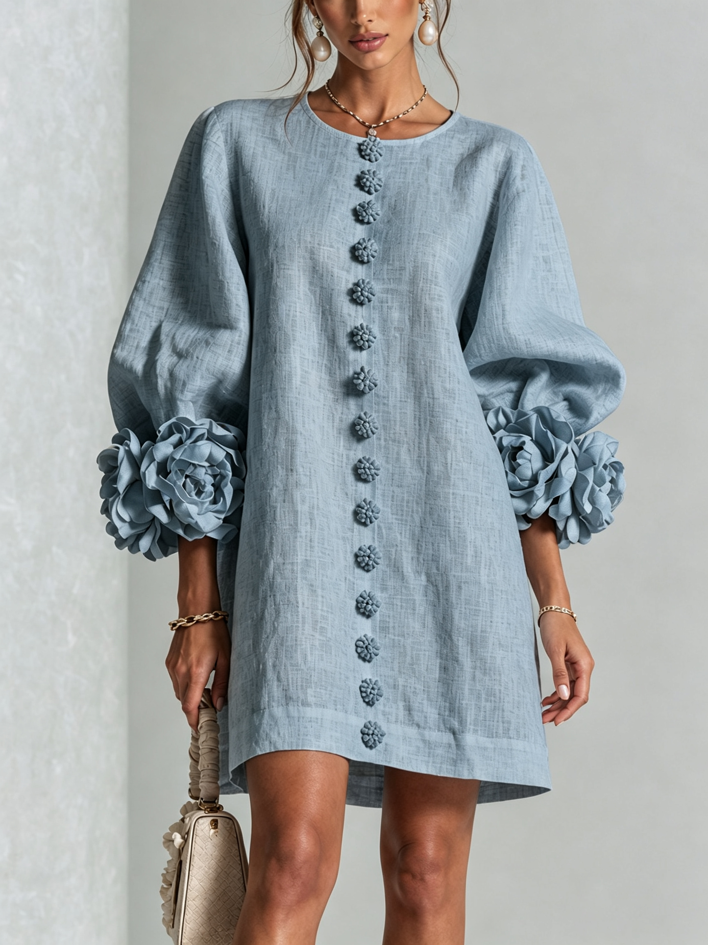 Staubblaues Blumenhemd-Minikleid mit auffälligen Blumenmanschetten