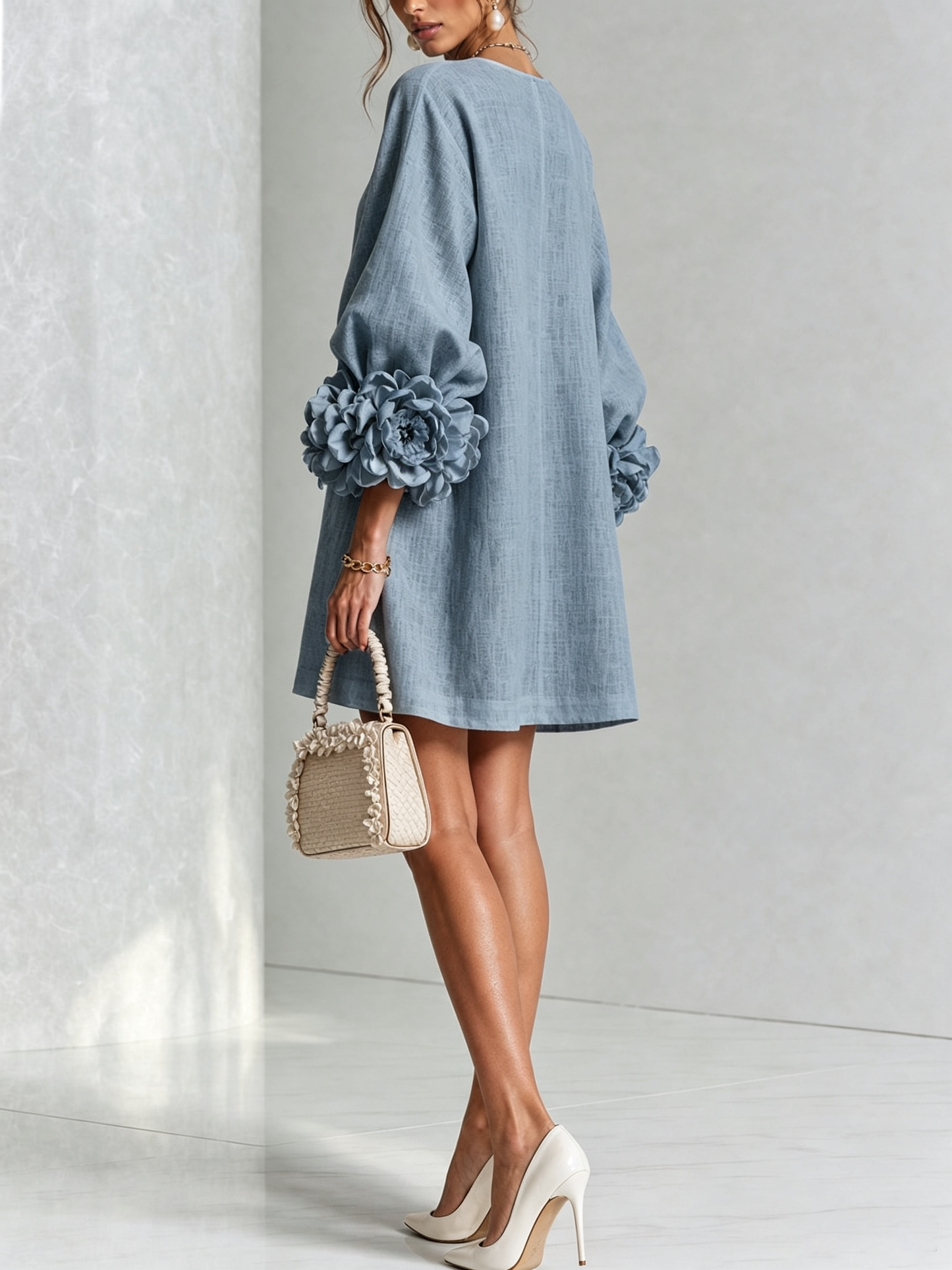 Staubblaues Blumenhemd-Minikleid mit auffälligen Blumenmanschetten