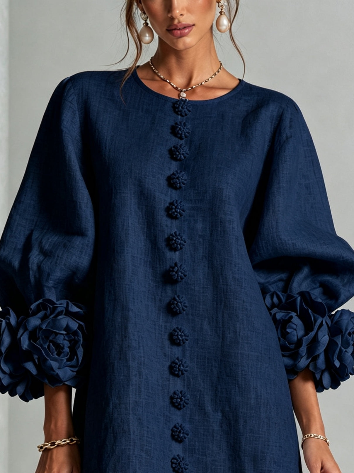 Navy Floral Button-down Mini Kleid mit auffälligen Blumenmanschetten