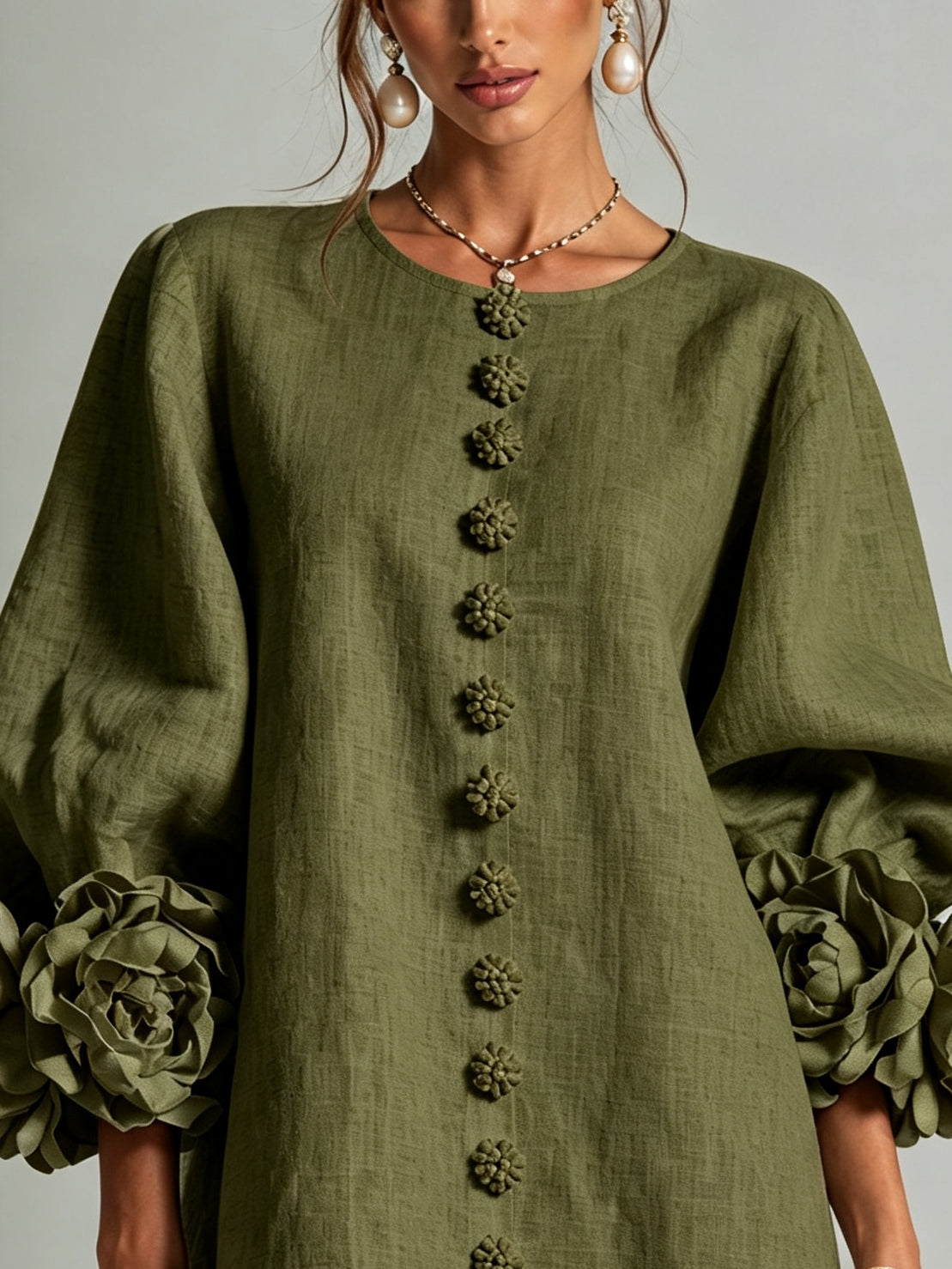 Olivenfarbenes Blumen-Button-Down-Minikleid mit auffälligen Blumenmanschetten