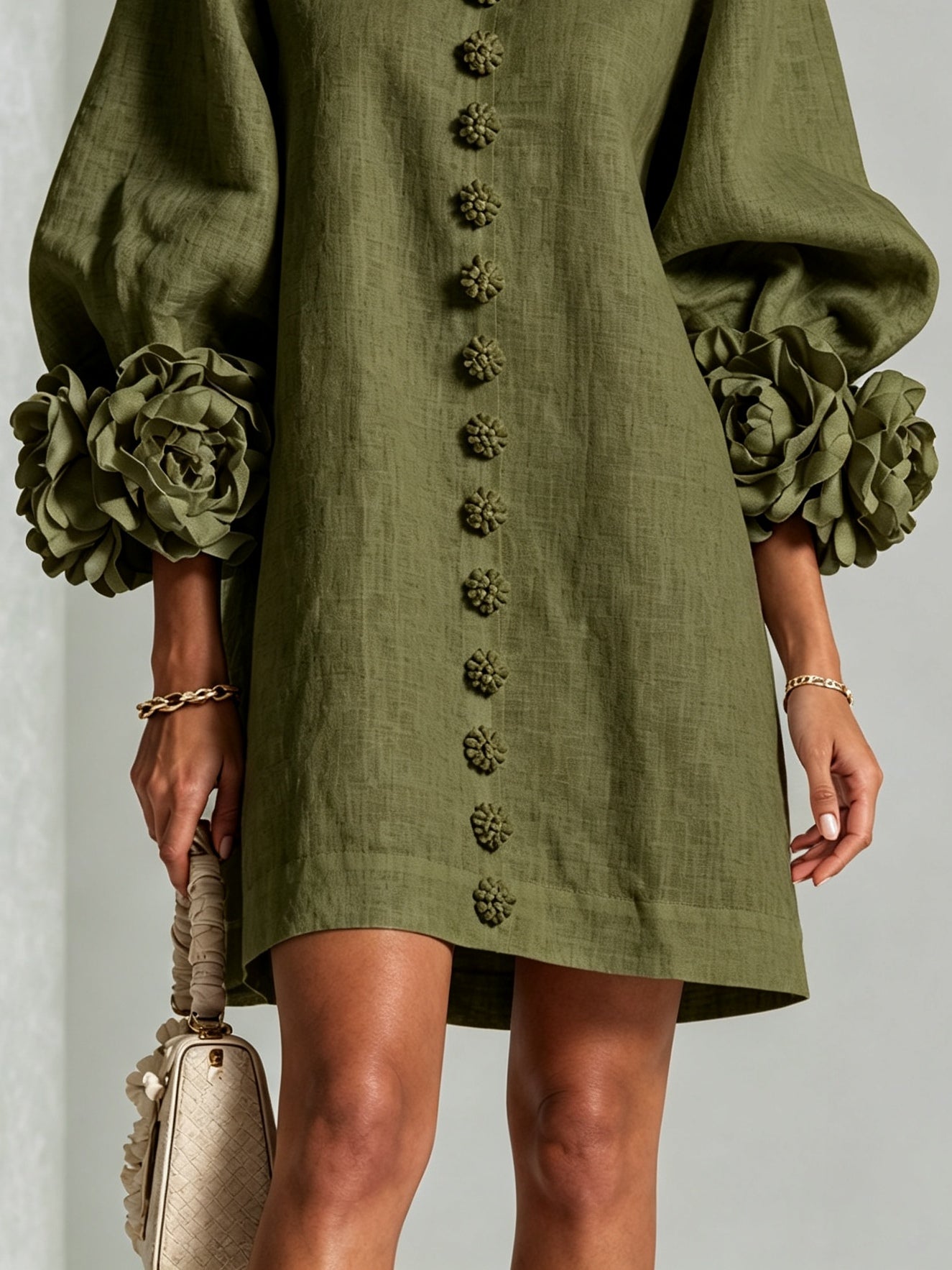 Olivenfarbenes Blumen-Button-Down-Minikleid mit auffälligen Blumenmanschetten