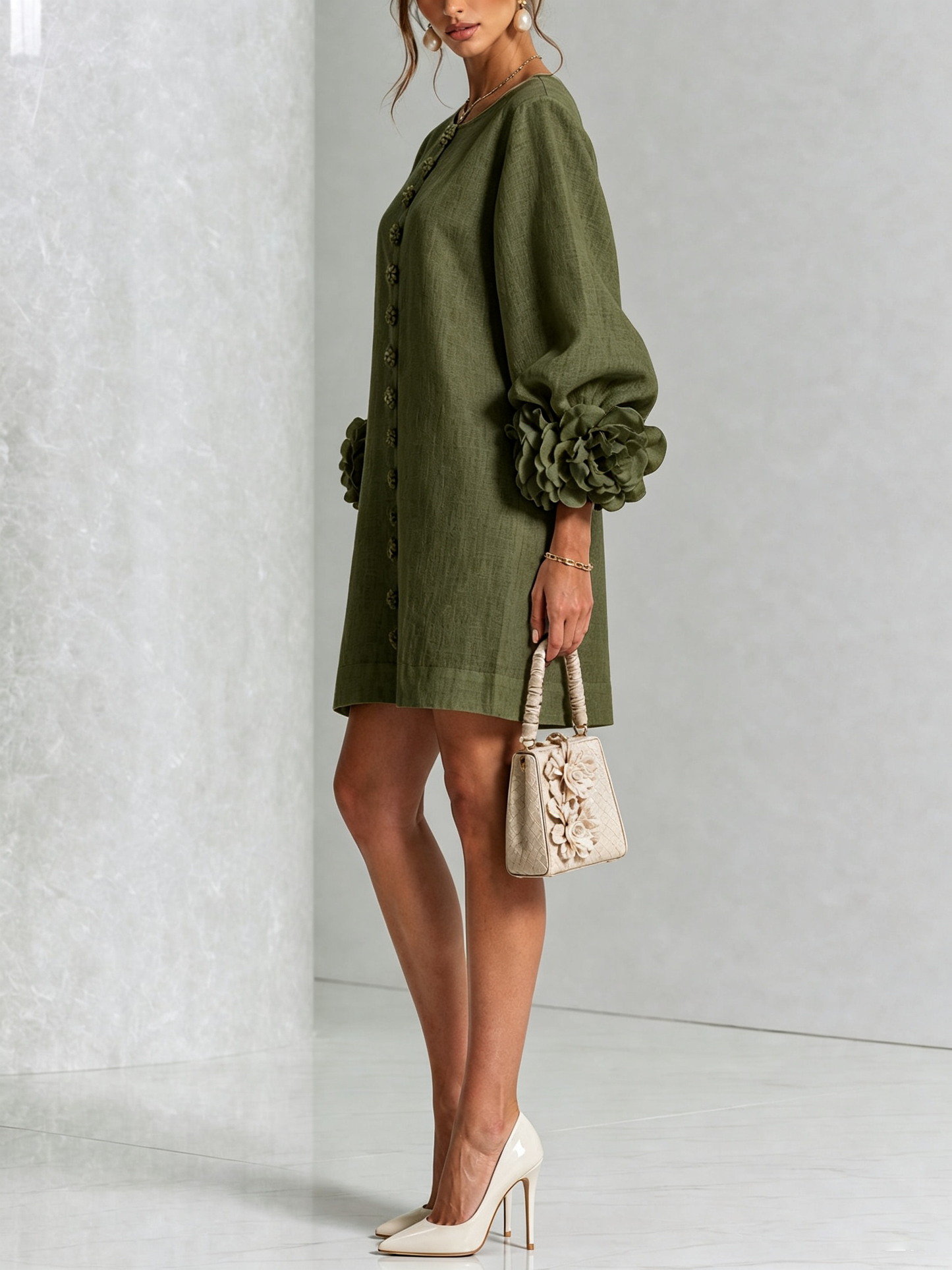 Olivenfarbenes Blumen-Button-Down-Minikleid mit auffälligen Blumenmanschetten