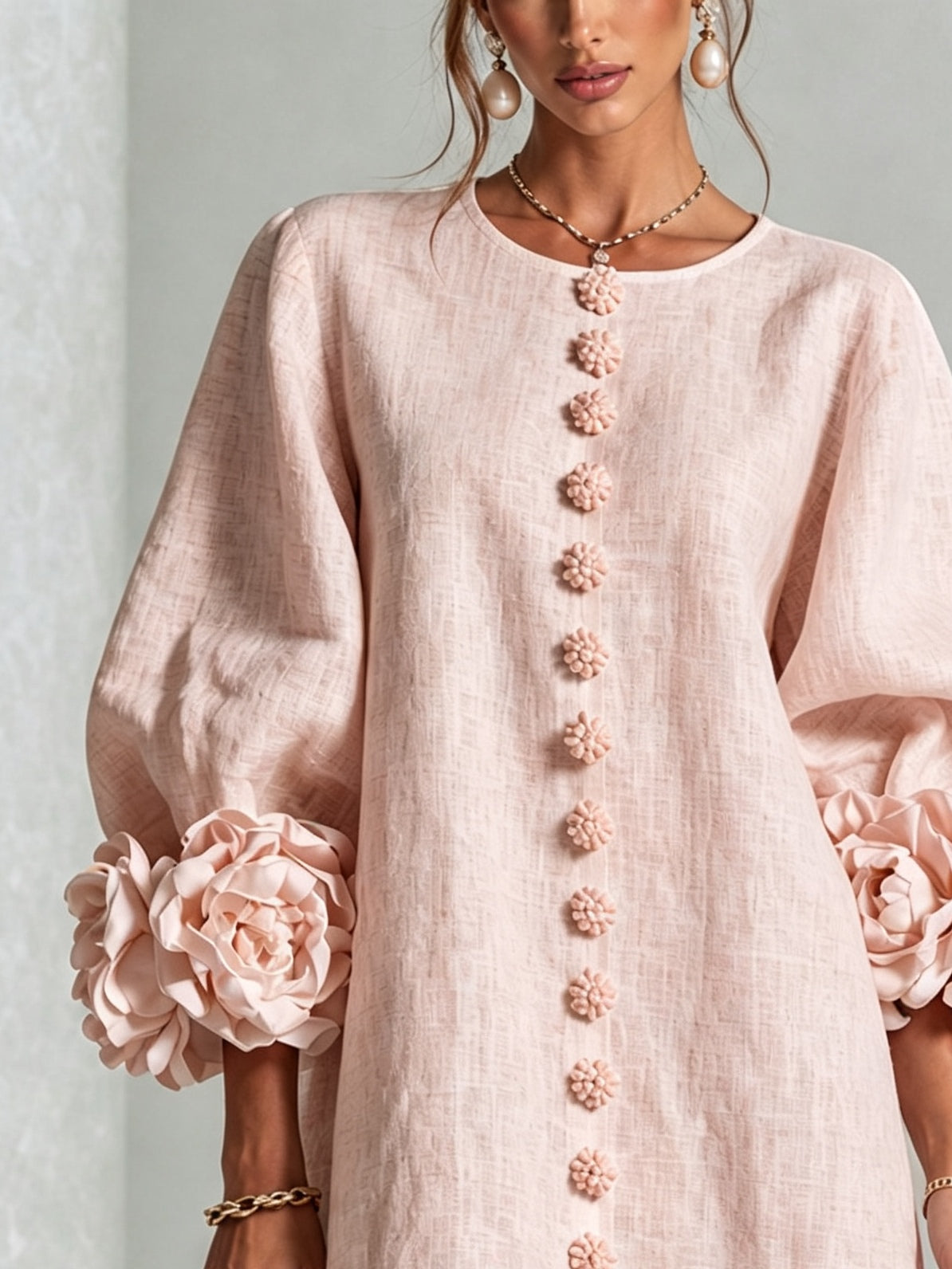 Rosa Blumenhemd-Mini-Kleid mit auffälligen Blumenmanschetten